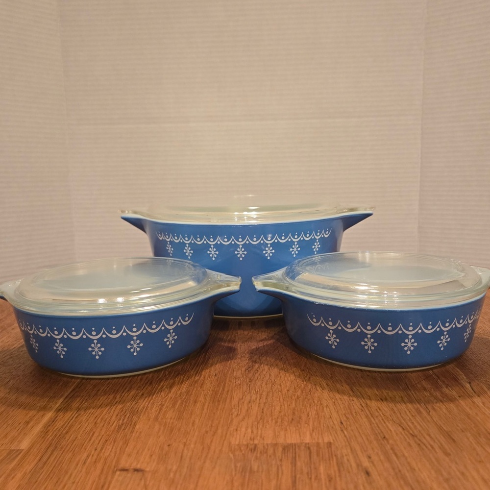 Pyrex Snowflake Blue Garland 3 Pc Casserole Set w/ Lids Vintage Collectible - Picture 2 of 13